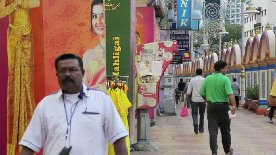 购物者走过吉隆坡Jalan Tun Sambantham的小印度花卉市场。视频素材