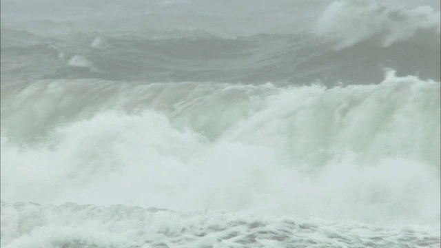 在赫布里底群岛波涛汹涌的海面上，汹涌的巨浪在撞击着视频素材