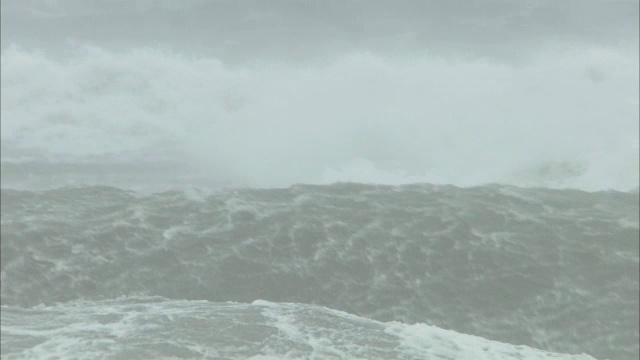 在赫布里底群岛波涛汹涌的海面上，汹涌的巨浪在撞击着视频素材