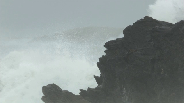 在苏格兰西海岸的暴风雨中，大浪拍打着岩石视频素材