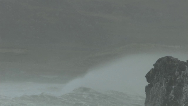 巨大的海浪拍打着岩石视频素材