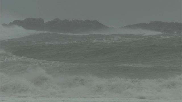 汹涌的大海中汹涌的巨浪视频素材