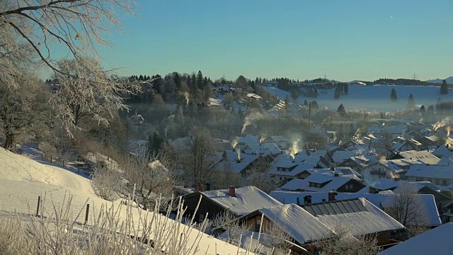 德国巴伐利亚州斯瓦比亚的奈塞尔旺镇被冰雪覆盖视频素材