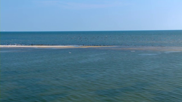 一小片陆地从海湾群岛国家海岸伸出海湾。视频素材