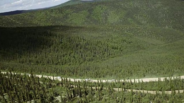 一列大型汽车车队穿过加拿大育空地区克朗代克的序列。视频素材