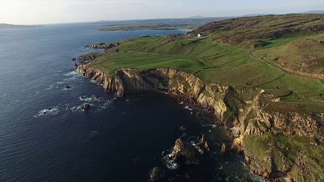 克罗伊角崎岖海岸的鸟瞰图。县多尼哥,爱尔兰。视频素材