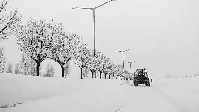 冬天，汽车在下雪的路上行驶视频下载