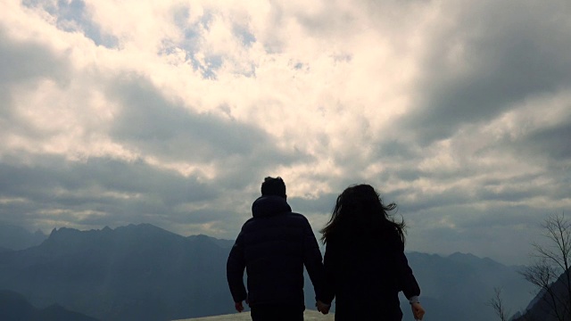 情侣登山旅行视频素材