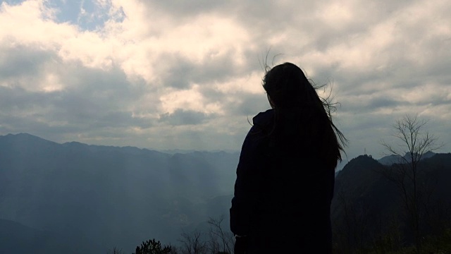 在山上感受大自然的女人视频素材