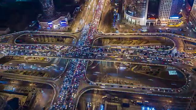 T/L WS HA PAN Crowded Road Intersection at Night /北京，中国视频素材