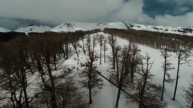 鸟瞰南美巴塔哥尼亚的滑雪坡道视频素材