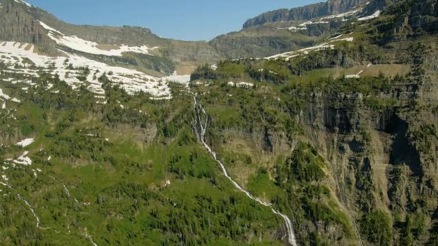 在冰川国家公园，雄伟的山脉耸立在白雪覆盖的冰冻湖泊之上。视频素材