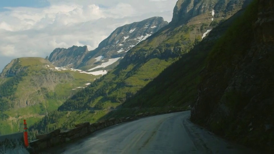 汽车POV在狭窄的道路上通过冰川国家公园，蒙大拿州。视频素材