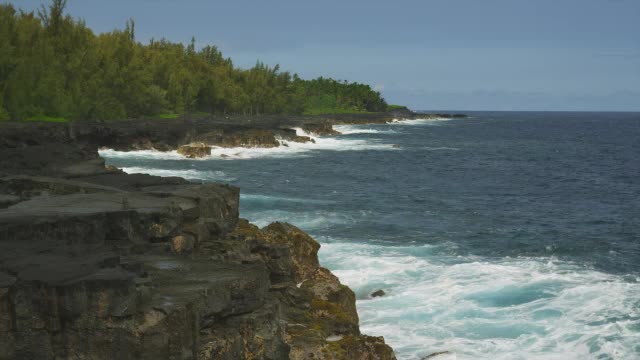 海浪冲击着夏威夷的岩石海岸。视频素材