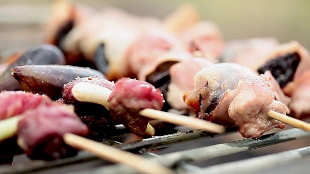 烤牛肉、无花果、熏火腿和干梅串视频素材