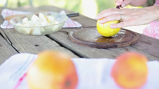 将橙子切成汁加入苹果和梨的混合物中视频素材