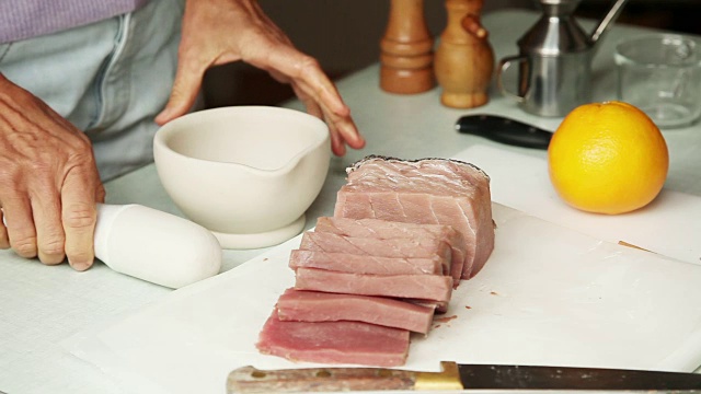 用研钵和杵磨肉桂刺视频下载