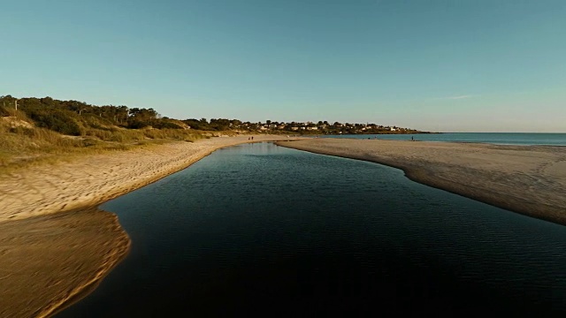 航拍飞过沙质海岸视频素材