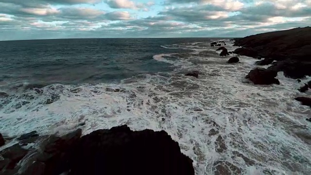 海浪撞击岩石海滩的鸟瞰图视频素材