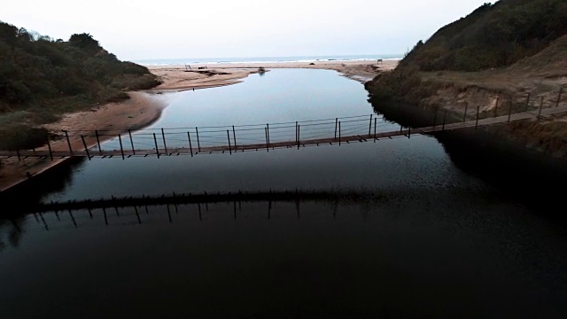 沿海河流上的人行天桥鸟瞰图视频素材