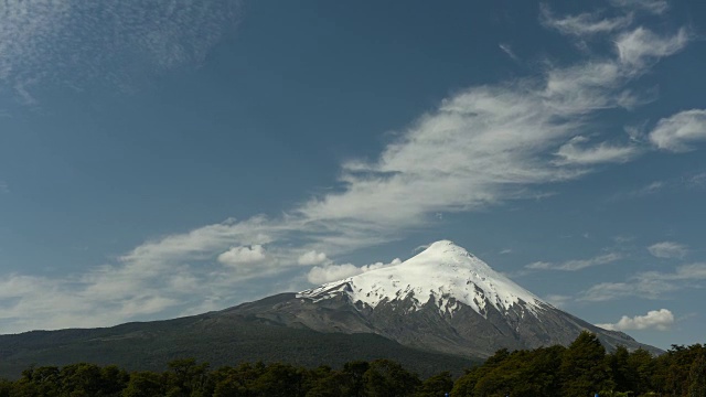 智利奥索尔诺火山上空缕缕云的延时视图视频素材