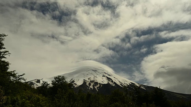 在智利的奥索尔诺火山的顶峰，云层旋转的时间流逝视频素材