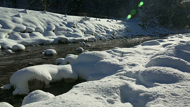 冬天的山间小溪视频素材