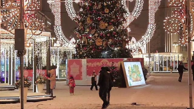 圣诞和新年的灯光装饰城市的夜晚视频下载