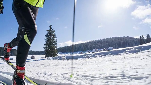 在滑雪跑道上滑行的越野滑雪者视频素材