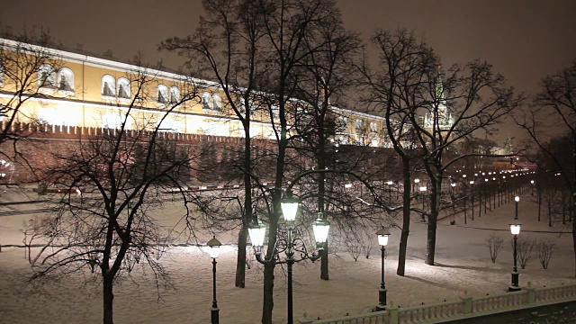 莫斯科克里姆林宫在一个降雪的冬夜，俄罗斯视频素材