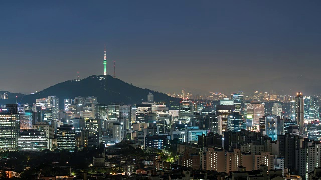 夜景汉城和N首尔塔(N首尔塔是著名的旅游景点之一)视频素材