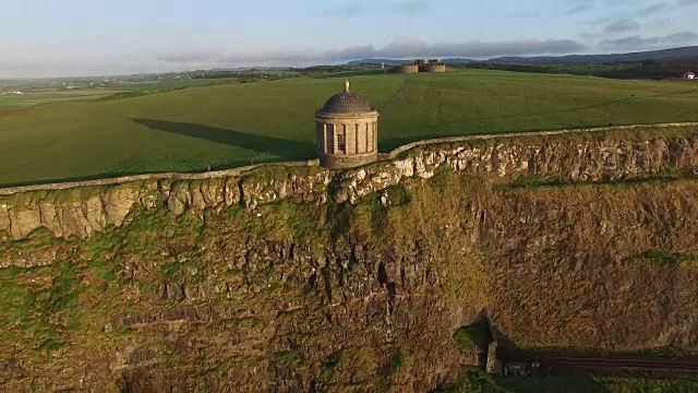 Mussenden Temple的鸟瞰图。安特里姆郡，北爱尔兰。视频素材