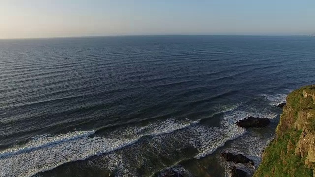 Mussenden Temple的鸟瞰图。安特里姆郡，北爱尔兰。视频素材