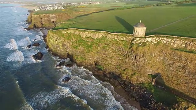 Mussenden Temple的鸟瞰图。安特里姆郡，北爱尔兰。视频素材