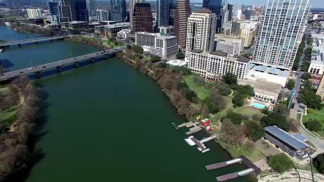 奥斯汀在阳光明媚的部分多云的一天通过云和明亮的一天在城镇湖下到奥斯汀天际线的镜头视频素材