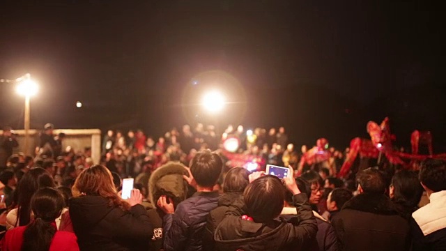 福州——2017年2月11日:村民们在晚上打龙灯庆祝春节。视频素材