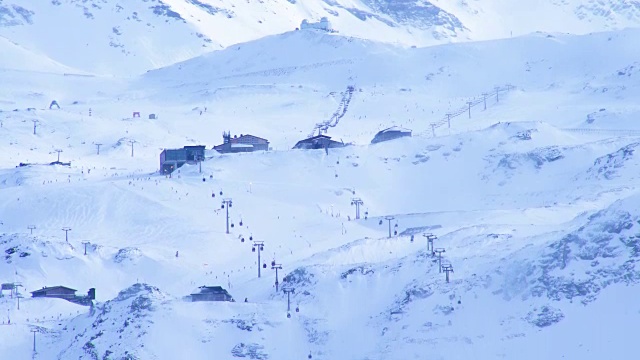 西班牙内华达山脉——白雪覆盖的山脉视频素材