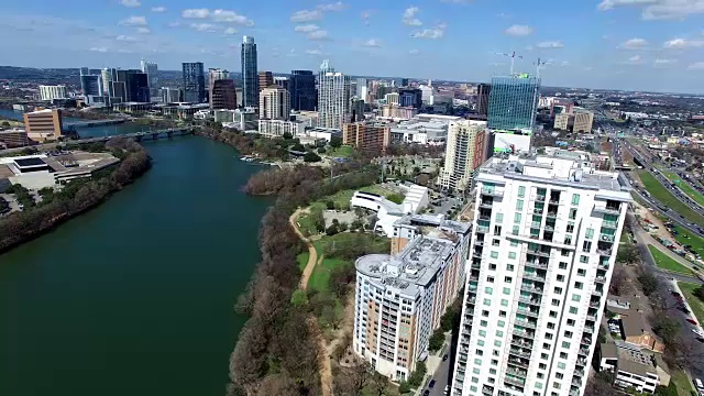 奥斯汀在阳光明媚的部分多云的一天和晴朗的一天在城镇湖边潘高公寓视频素材