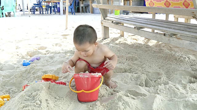 亚洲男孩玩沙子视频素材