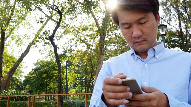 在户外用手机的男人视频素材