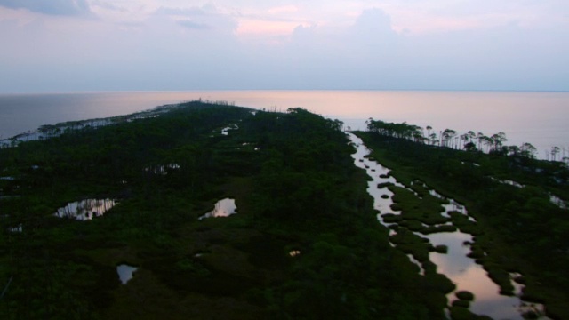 傍晚的阳光反射在海湾群岛国家海岸的水面上。视频素材