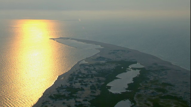 一个长满草的半岛沿着密西西比的海湾群岛国家海岸蜿蜒进入海洋。视频素材