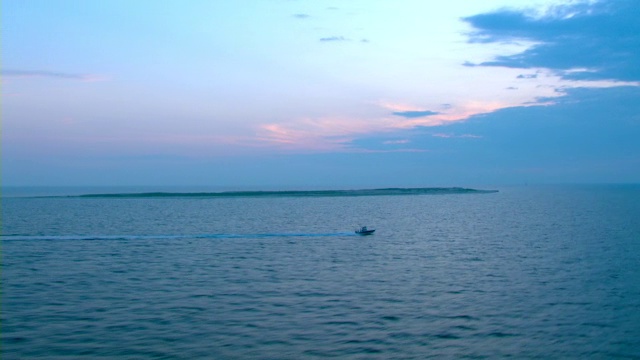 一艘船在密西西比河沿岸的海湾上游弋。视频素材