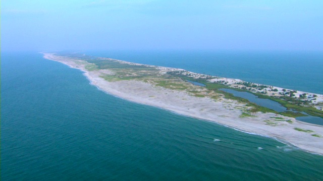 一个沙质半岛沿着密西西比的海湾群岛国家海岸延伸到海洋中。视频素材