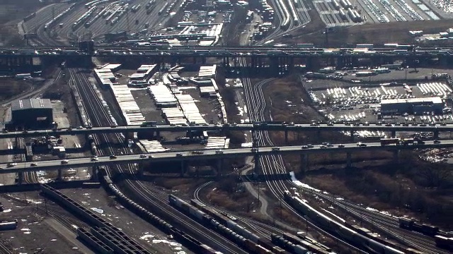 新泽西州纽瓦克市的高架公路横跨铁路站场和轨道。视频素材