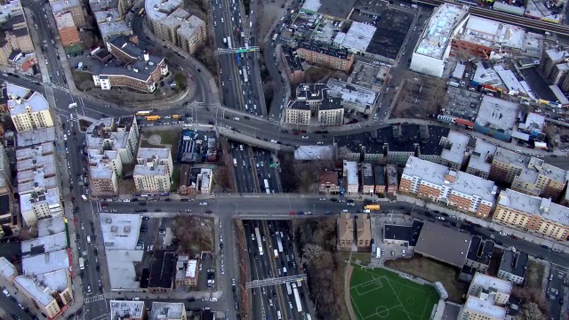 俯瞰纽约市西布朗克斯繁忙的道路和屋顶的鸟瞰图。视频素材