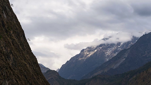 在喜马拉雅山安娜普纳地区的一座山上形成的云视频素材