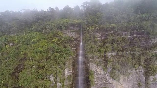 密云背后的瀑布和热带雨林，空中，揭示上升视频素材