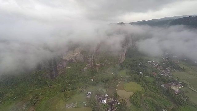 美丽的山谷和巨大的固体岩石覆盖的雾，空中视频下载