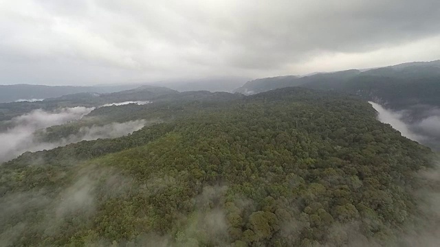 飞越云端，壮观的山谷和瀑布，向后视频素材